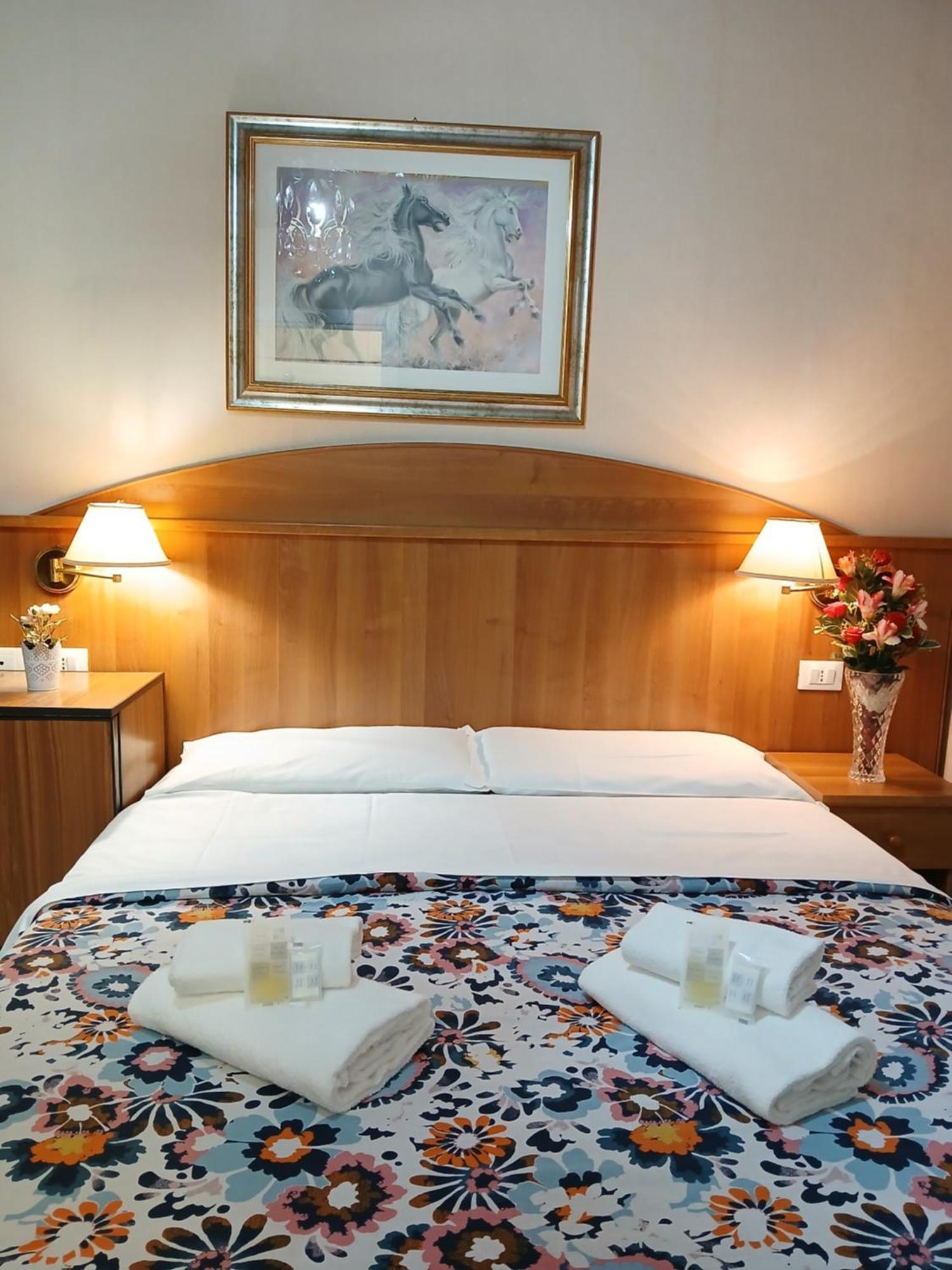 Nahid Accommodation Рим Экстерьер фото